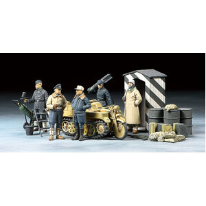 Tamiya 32412 German Luftwaffe Crew (Winter) w/Kettenkraftrad 1/48 Scale model Figures